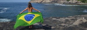 Garota na praia com a bandeira do Brasil Alezzia