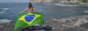 Garota na Praia com bandeira do Brasil Alezzia