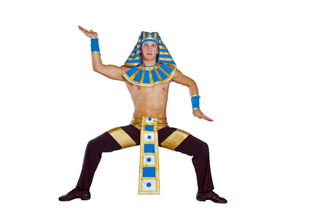 homem vestido de egipicio de calça preta e sapato