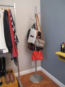 Cabideiro para bolsas no quarto moderno Alezzia