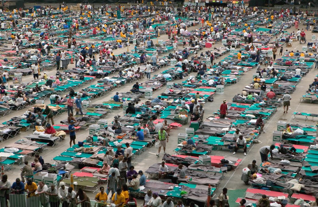 Resultado dos furacões : Milhares de refugiados no Houston Astrodome