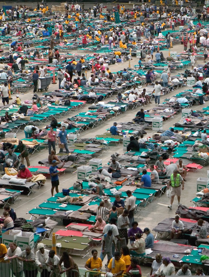 Resultado dos furacões : Milhares de refugiados do Katrina no Houston Astrodome