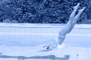 Capa Catálogo de Ralos Industriais Alezzia Mergulhando na Piscina