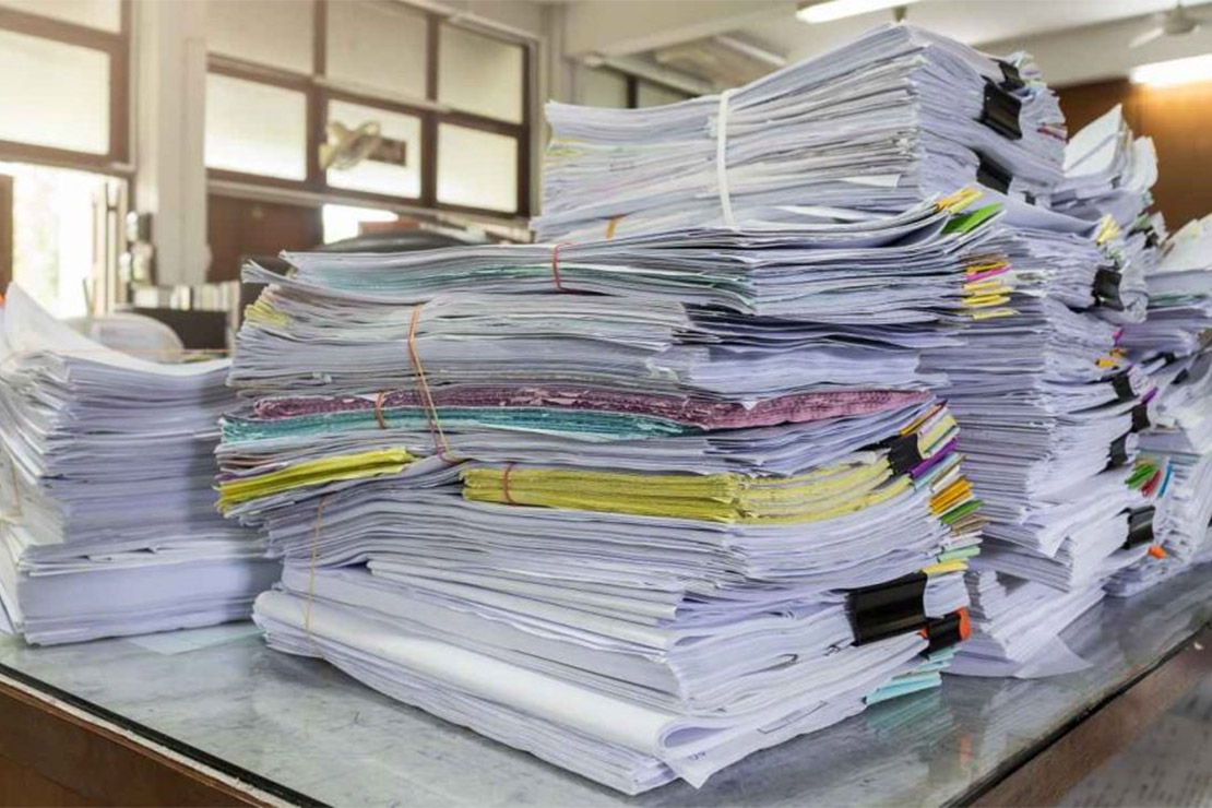 pilha de papéis com documentos necessários para a construção civil
