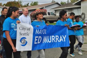 Faixa azul com manifestantes em apoio a Ed Murray Seattle Mayor