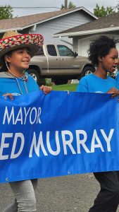 Faixa azul com manifestantes em apoio a Ed Murray Seattle Mayor