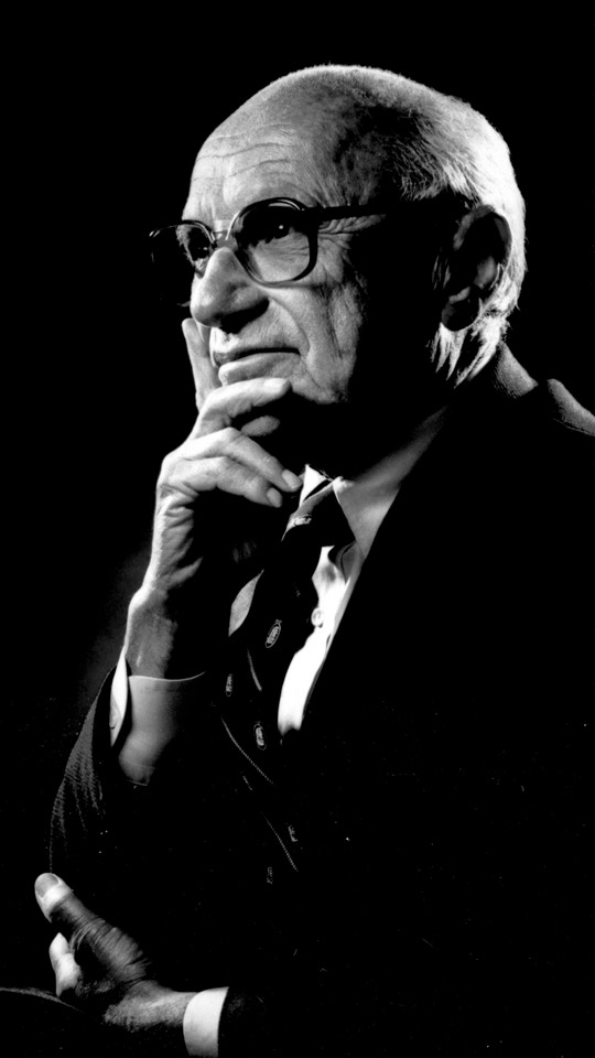 Foto de Milton Friedman no fundo preto