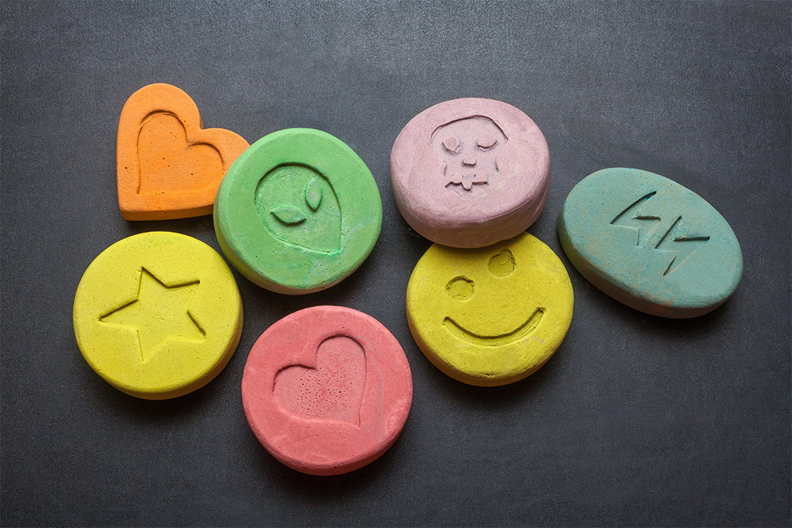 drogas sinteticas mdma coloridos sobre a mesa