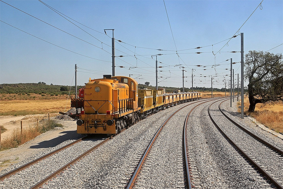 trem amarelo em uma longa ferrovia e o programa dr rey presidente