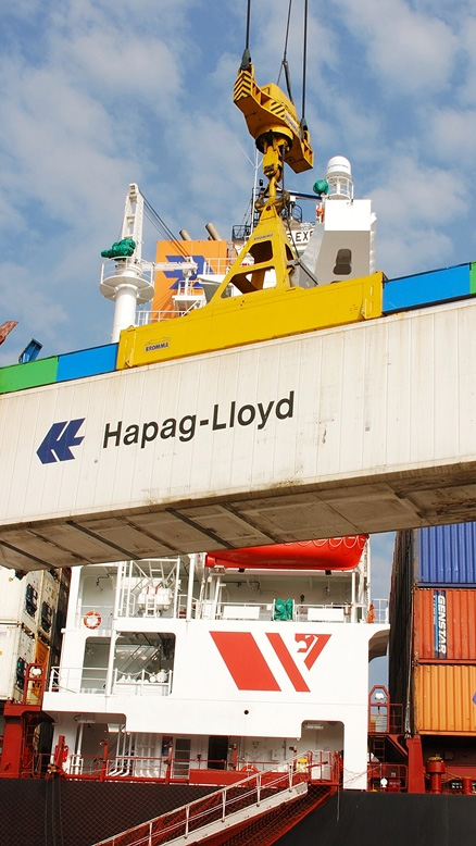 container sendo erguido por guindaste - Lloyd