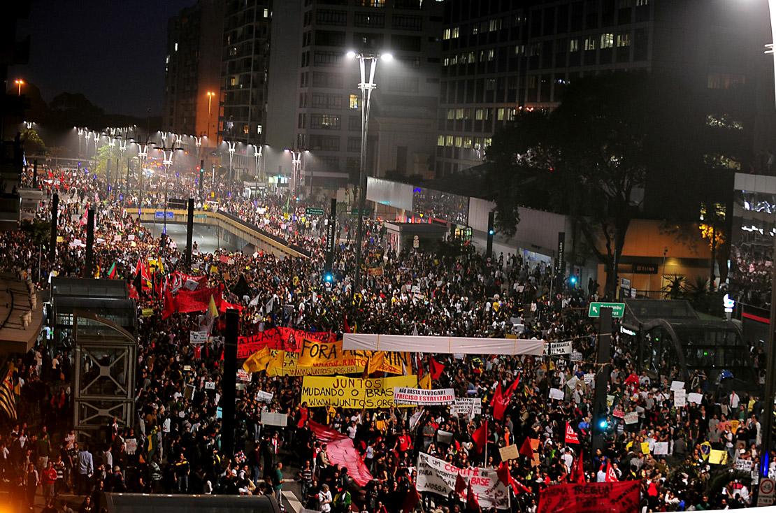 Manifestações de rua a noite em 2013