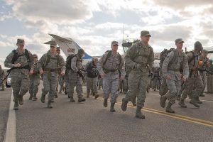 soldados americanos indo para o combate com roupa camuflada