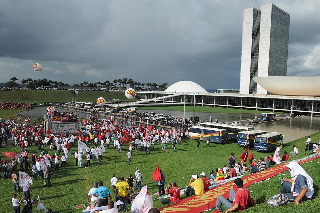 sindicalistas em frente ao congresso nacional brasileiro