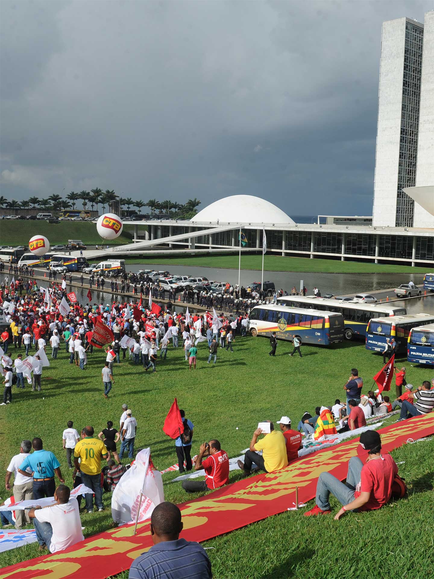 sindicalistas em frente ao congresso nacional brasileiro