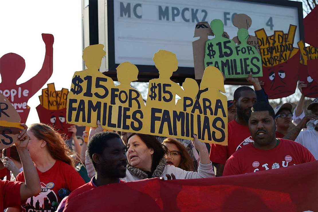 Trabalhadores do McDonald em manifestação por aumento do salário mínimo