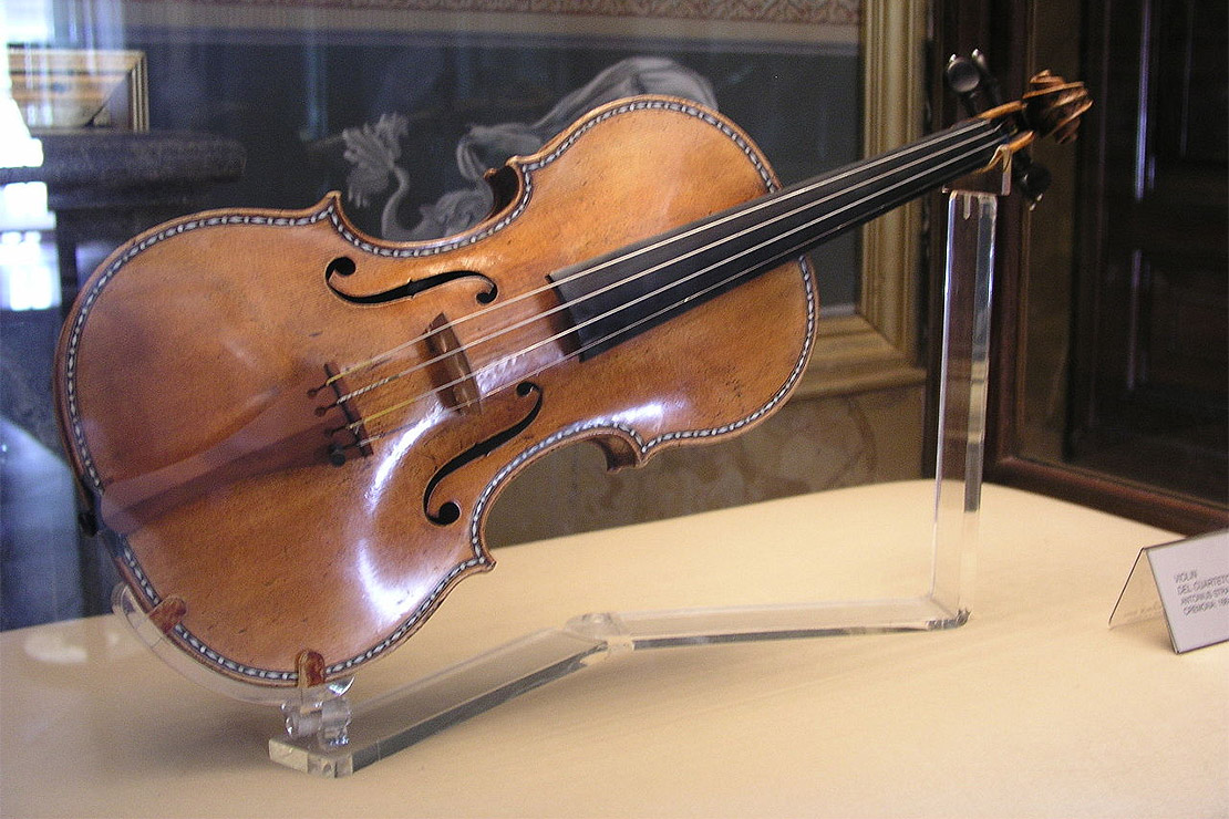 violino stradivarius em uma vitrine