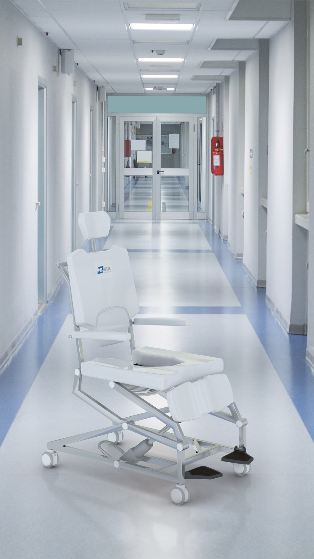cadeira de banho palmetal no corredor do hospital
