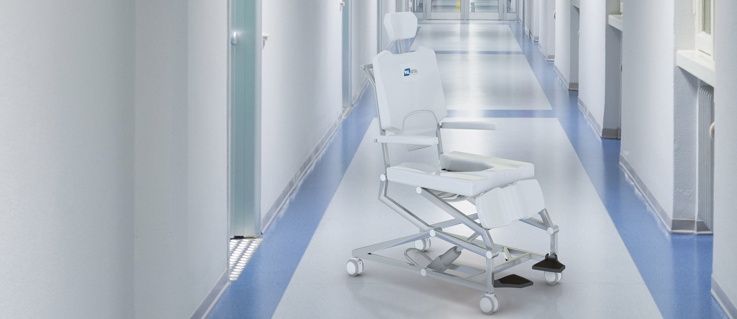 cadeira de banho no corredor do hospital