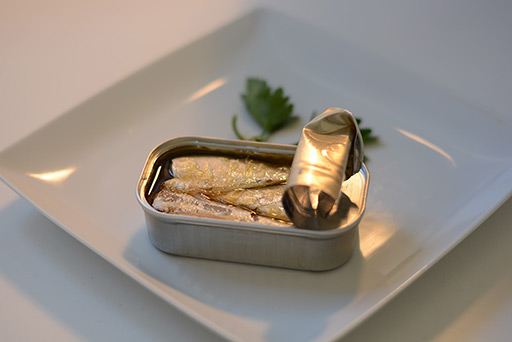 Lata de sardinha sobre um prato