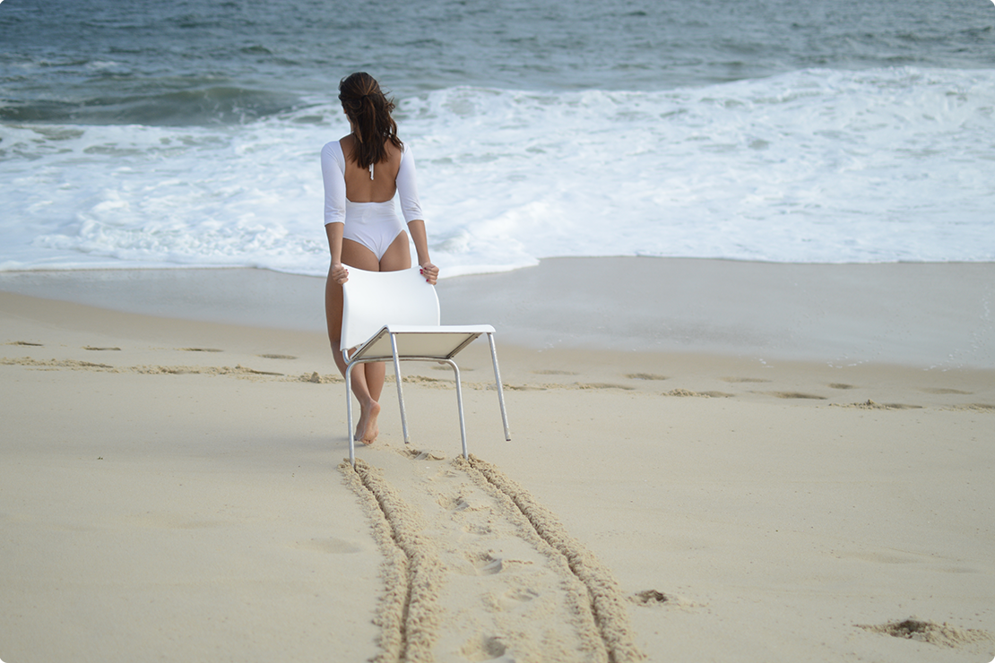 cdaeira branca, cadeira aço inox, Rio de Janeiro, praia no Rio de Janeiro