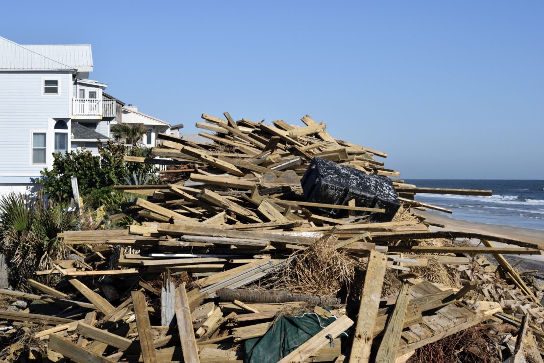 furacão matthew causa destruição com barraco destruido