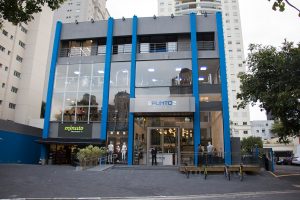 fachada da academia que escolheu os modernos mictorios conicos