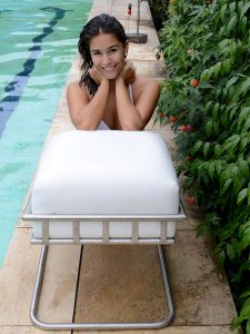 Puff Moderno quadrado na cor branco com modelo na piscina
